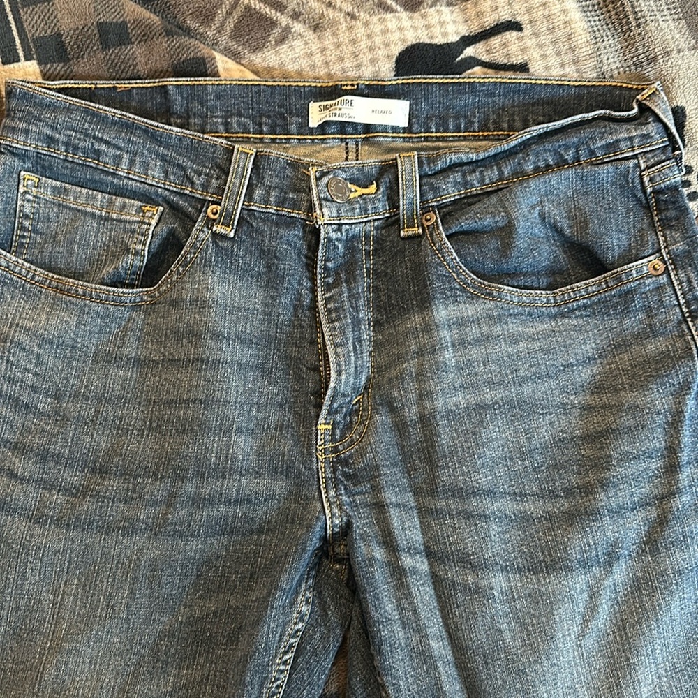 Signature relaxed fit 32X34 men’s Levi’s.